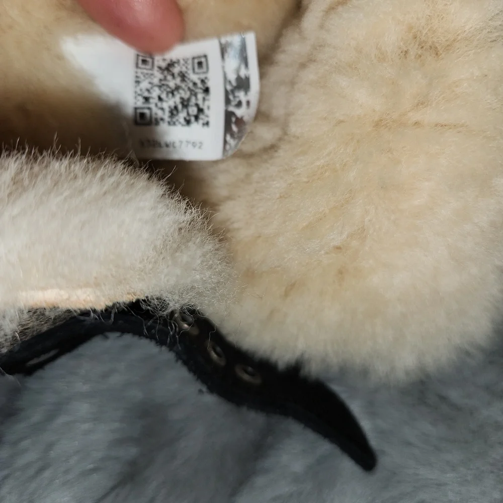 UGG Size 7 Short Dylan Boots - Picture 6 of 7